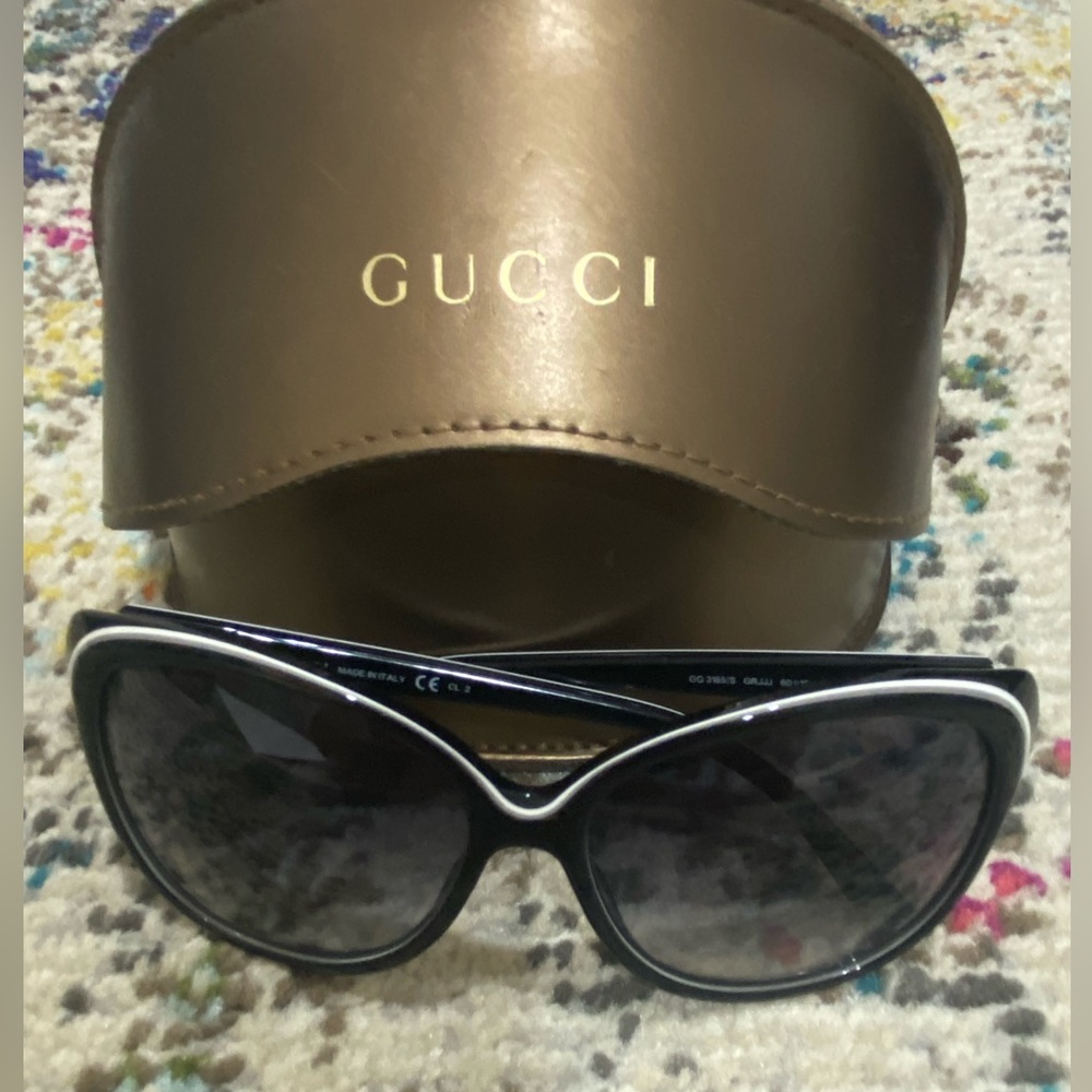 Women’s Gucci Black Round Sunglasses